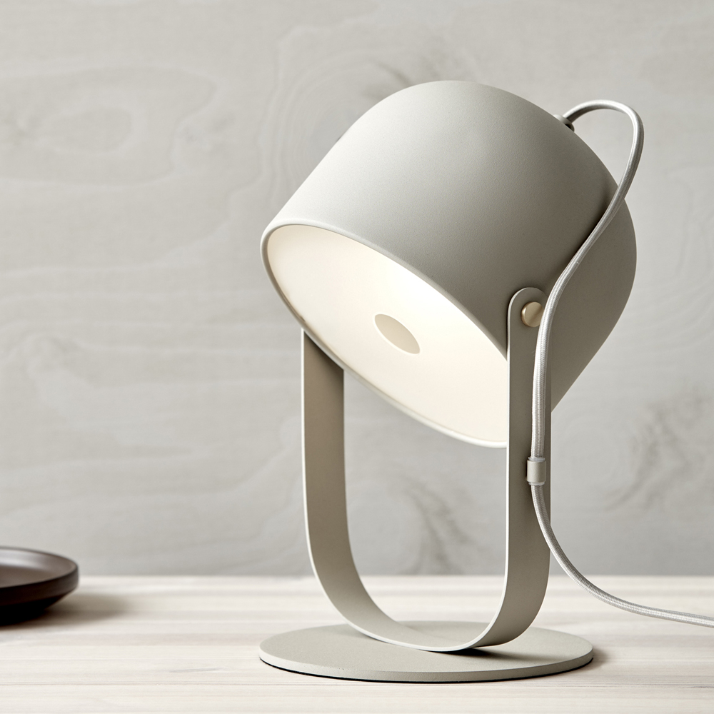 Svejk 30cm Beige lámpara de mesa De CO Bankeryd - La lámpara de mesa Svejk tiene una luz suave y sirve tanto como lámpara de lectura como detalle decorativo de decoración.