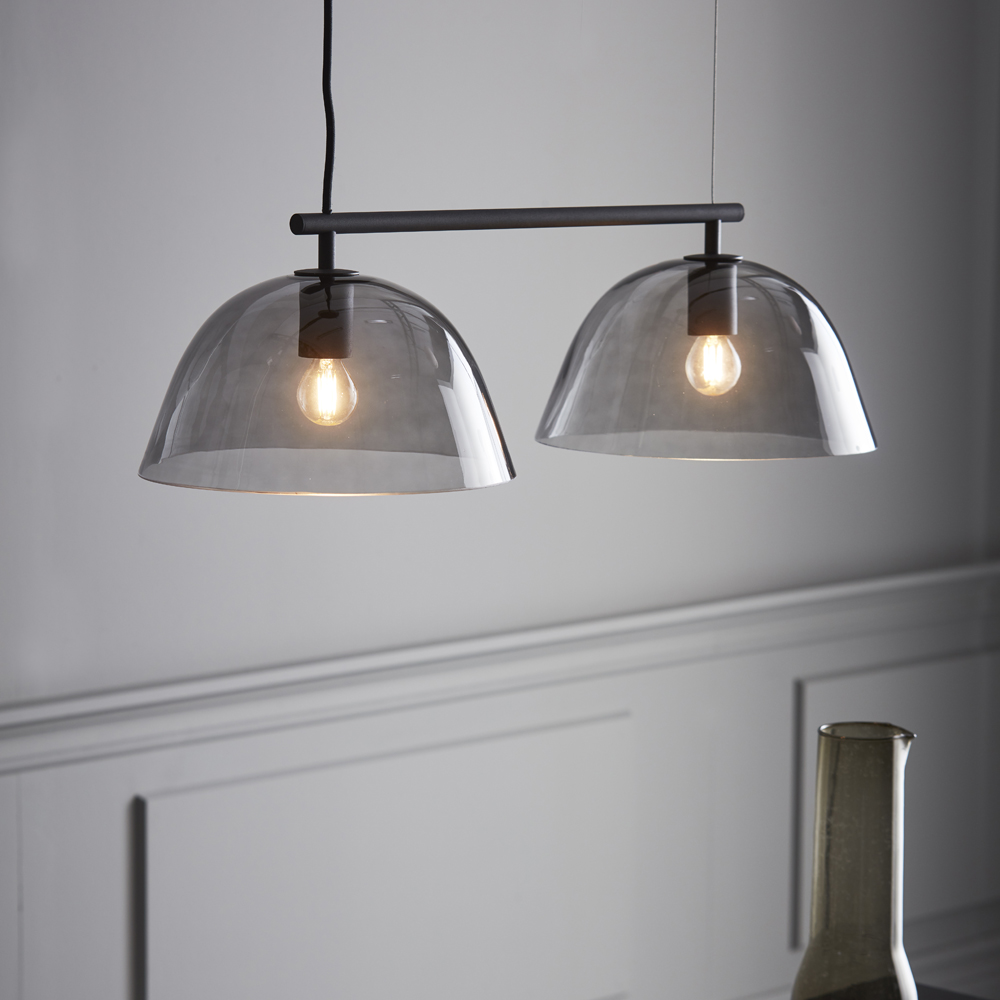 Wendo 70cm Negro Lámpas de techo De CO Bankeryd - La lámpara de techo Wendo encaja perfectamente sobre mesas de comedor rectangulares, donde la lámpara proporciona buena iluminación al tiempo que añade carácter a la habitación.