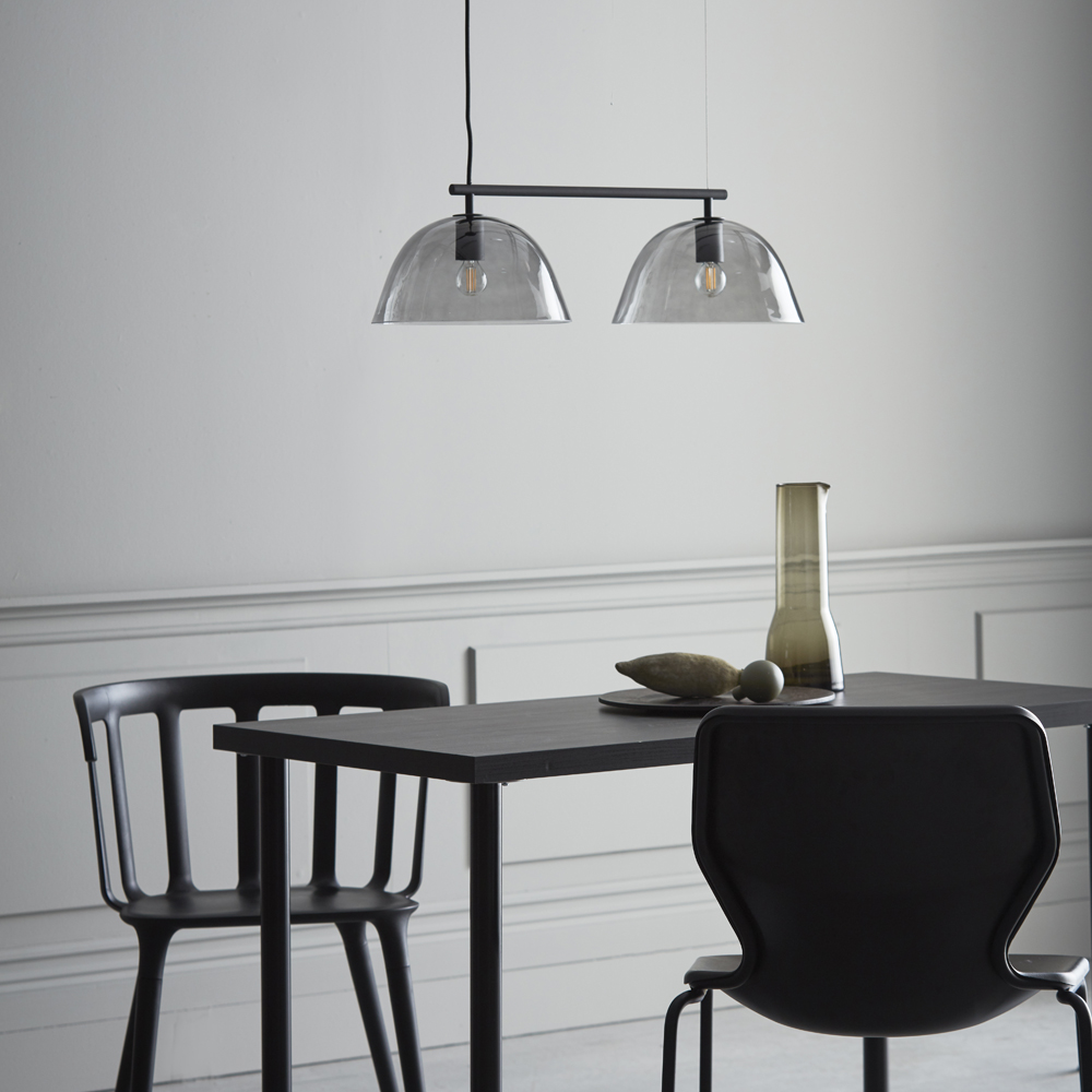 Wendo 70cm Negro Lámpas de techo De CO Bankeryd - La lámpara de techo Wendo encaja perfectamente sobre mesas de comedor rectangulares, donde la lámpara proporciona buena iluminación al tiempo que añade carácter a la habitación.