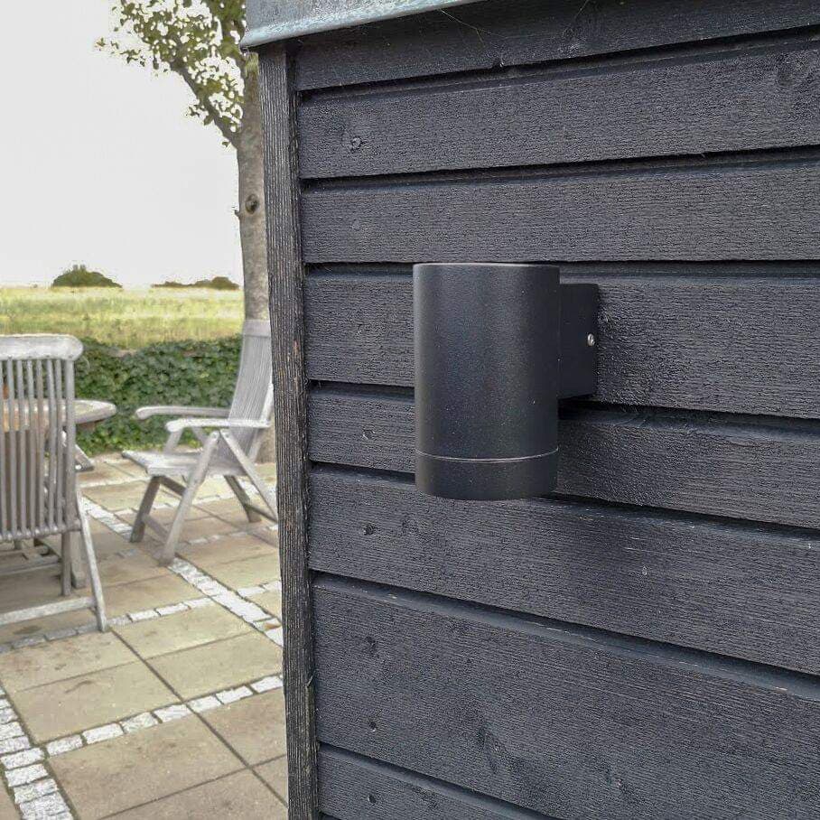 Stege Negro lámpara de exterior De Dyberg Larsen - La lámpara de exterior Stege es la elección perfecta para quienes desean combinar un diseño elegante con funcionalidad.