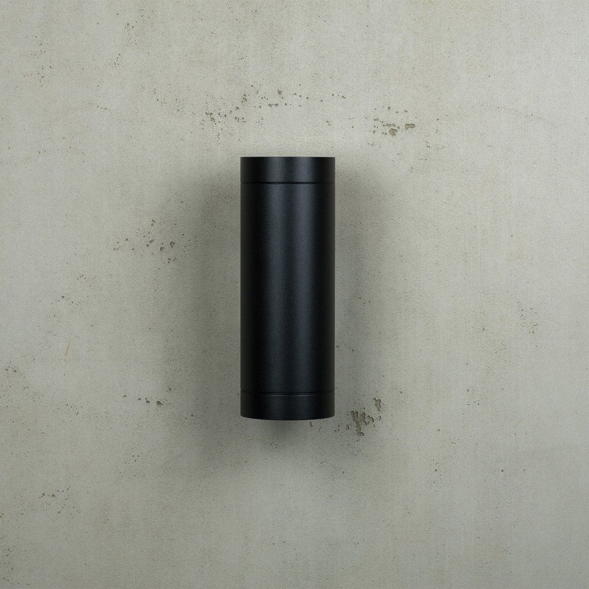 Stege Negro lámpara de exterior De Dyberg Larsen - A&ntilde;ade ese toque extra a tu patio o jard&iacute;n con la expresi&oacute;n moderna y elegante de la l&aacute;mpara Stege.