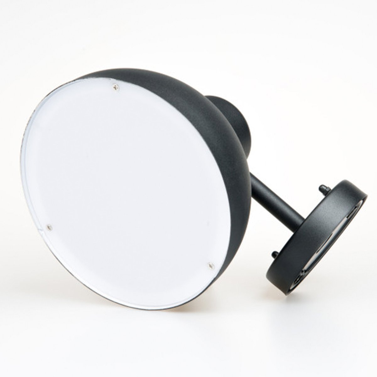 Hadsten Negro lámpara de exterior De Dyberg Larsen - La lámpara difunde la luz hacia abajo y tiene un acabado negro mate, lo que la hace elegante y versátil para una variedad de entornos al aire libre.