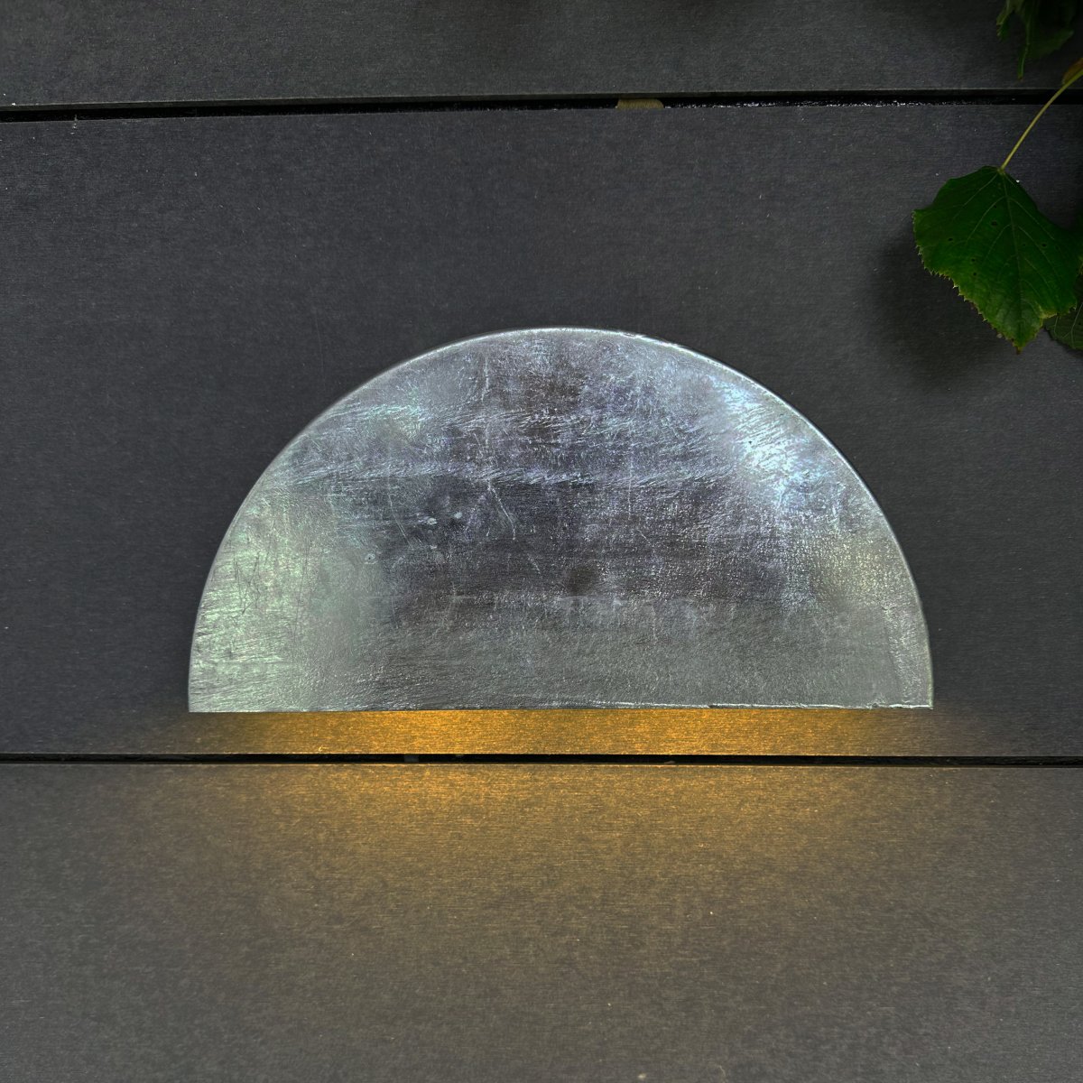 Scott Galvanizado lámpara de exterior De Dyberg Larsen - La lámpara de pared para exterior Scott es un clásico atemporal con una hermosa luz hacia abajo, la iluminación perfecta para entradas, balcones y cocheras.