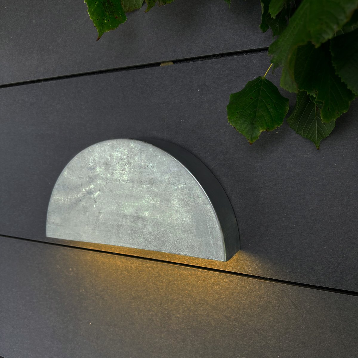 Scott Galvanizado lámpara de exterior De Dyberg Larsen - La lámpara de pared para exterior Scott es un clásico atemporal con una hermosa luz hacia abajo, la iluminación perfecta para entradas, balcones y cocheras.
