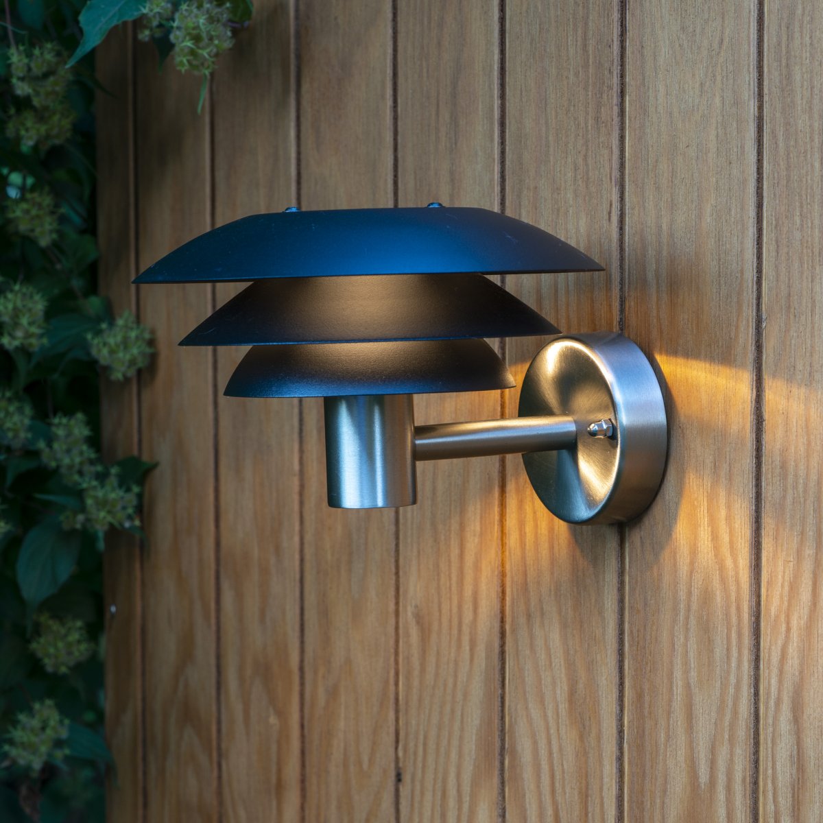 DL20 Acero inoxidable lámpara de exterior De Dyberg Larsen - La lámpara de fachada DL20 de Dyberg Larsen ofrece la iluminación perfecta para su casa.