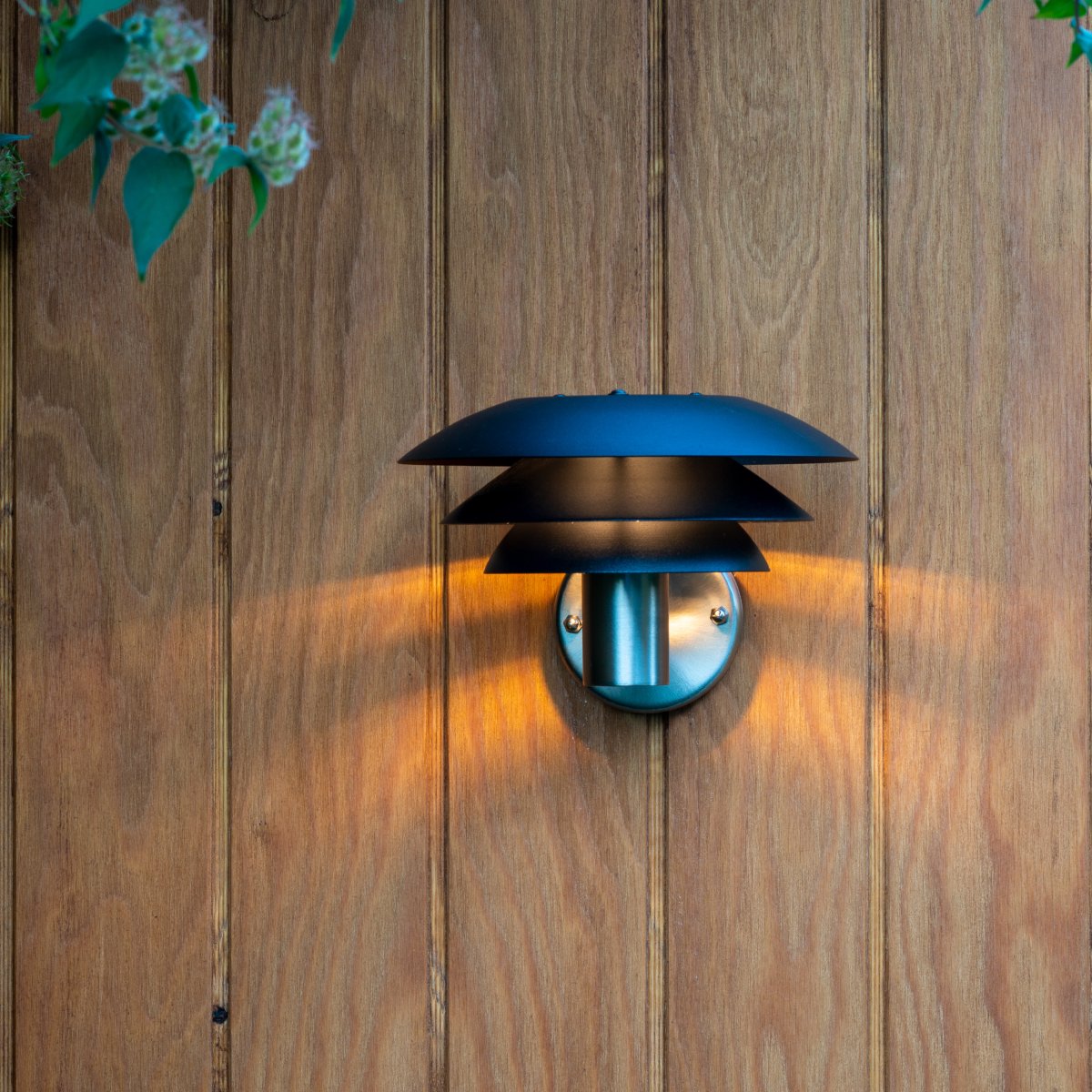 DL20 Acero inoxidable lámpara de exterior De Dyberg Larsen - La lámpara de fachada DL20 de Dyberg Larsen ofrece la iluminación perfecta para su casa.