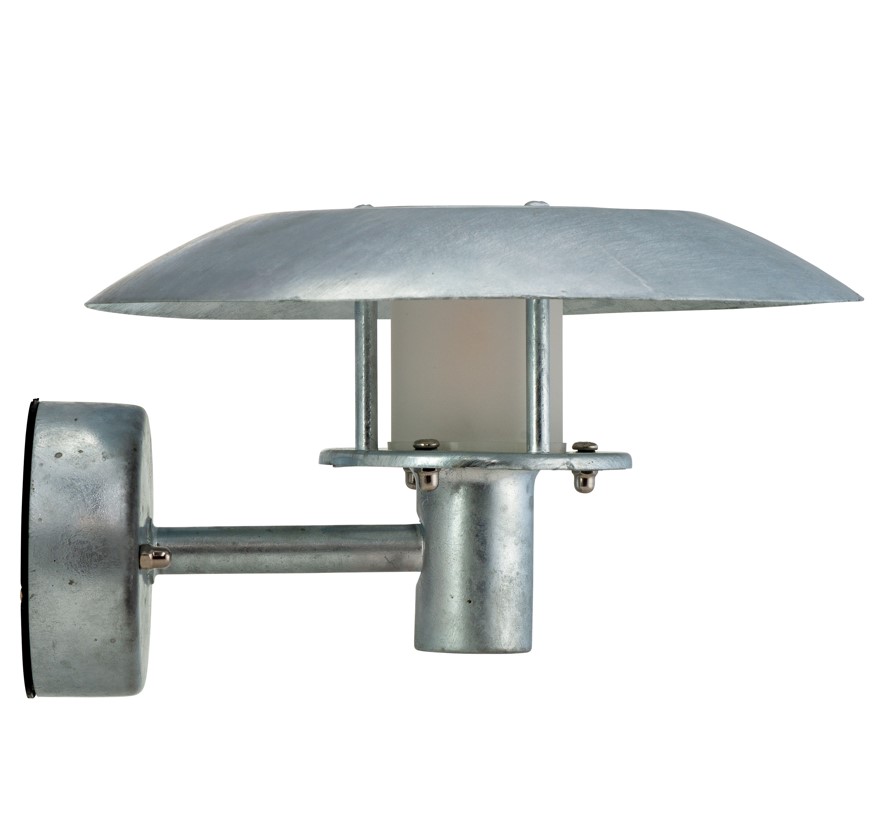 Randers Galvanizado lámpara de exterior De Dyberg Larsen - El acero galvanizado ofrece una larga durabilidad y la pantalla cilíndrica esmerilada alrededor de la fuente de luz proporciona una luz agradable y sin deslumbramiento.