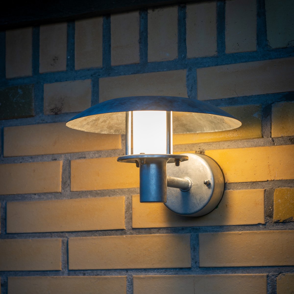 Randers Galvanizado lámpara de exterior De Dyberg Larsen - El acero galvanizado ofrece una larga durabilidad y la pantalla cilíndrica esmerilada alrededor de la fuente de luz proporciona una luz agradable y sin deslumbramiento.