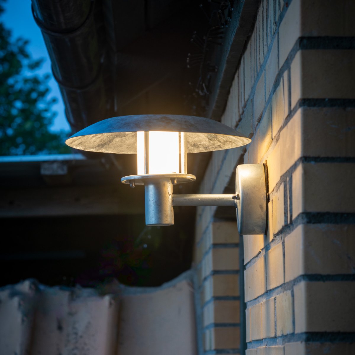 Randers Galvanizado lámpara de exterior De Dyberg Larsen - El acero galvanizado ofrece una larga durabilidad y la pantalla cilíndrica esmerilada alrededor de la fuente de luz proporciona una luz agradable y sin deslumbramiento.