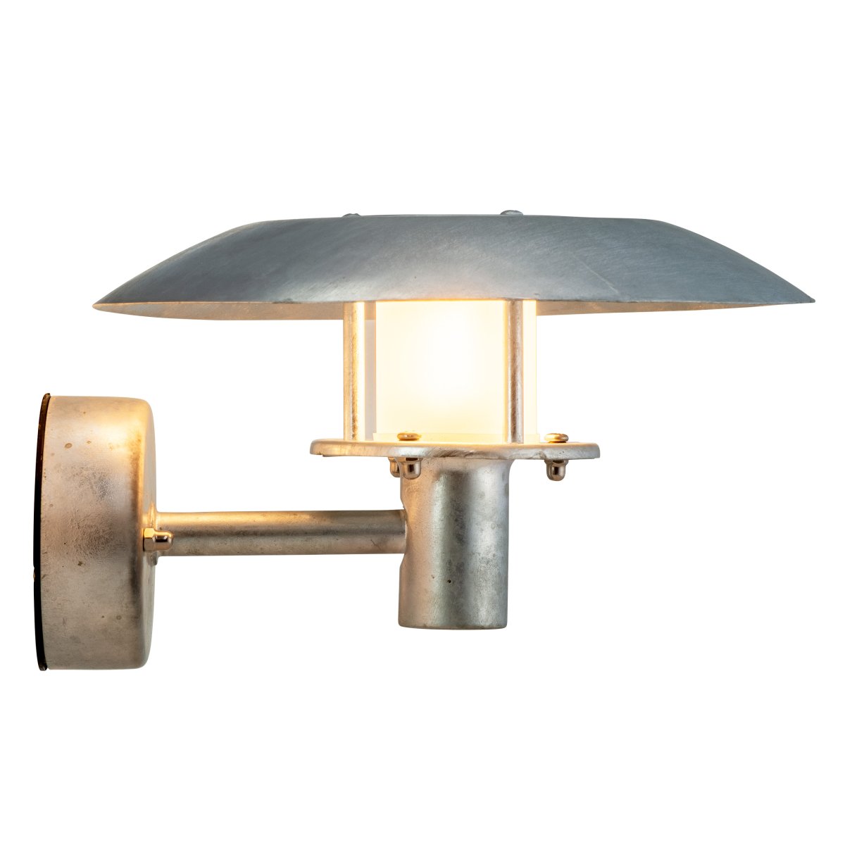 Randers Galvanizado lámpara de exterior De Dyberg Larsen - El acero galvanizado ofrece una larga durabilidad y la pantalla cilíndrica esmerilada alrededor de la fuente de luz proporciona una luz agradable y sin deslumbramiento.