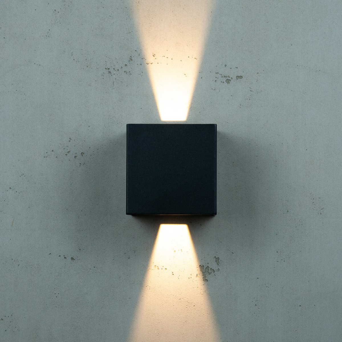 Venus Negro lámpara de exterior De Dyberg Larsen - Con un ángulo de luz de 10 a 120 grados, Venus le brinda control total sobre la luz de su hogar.