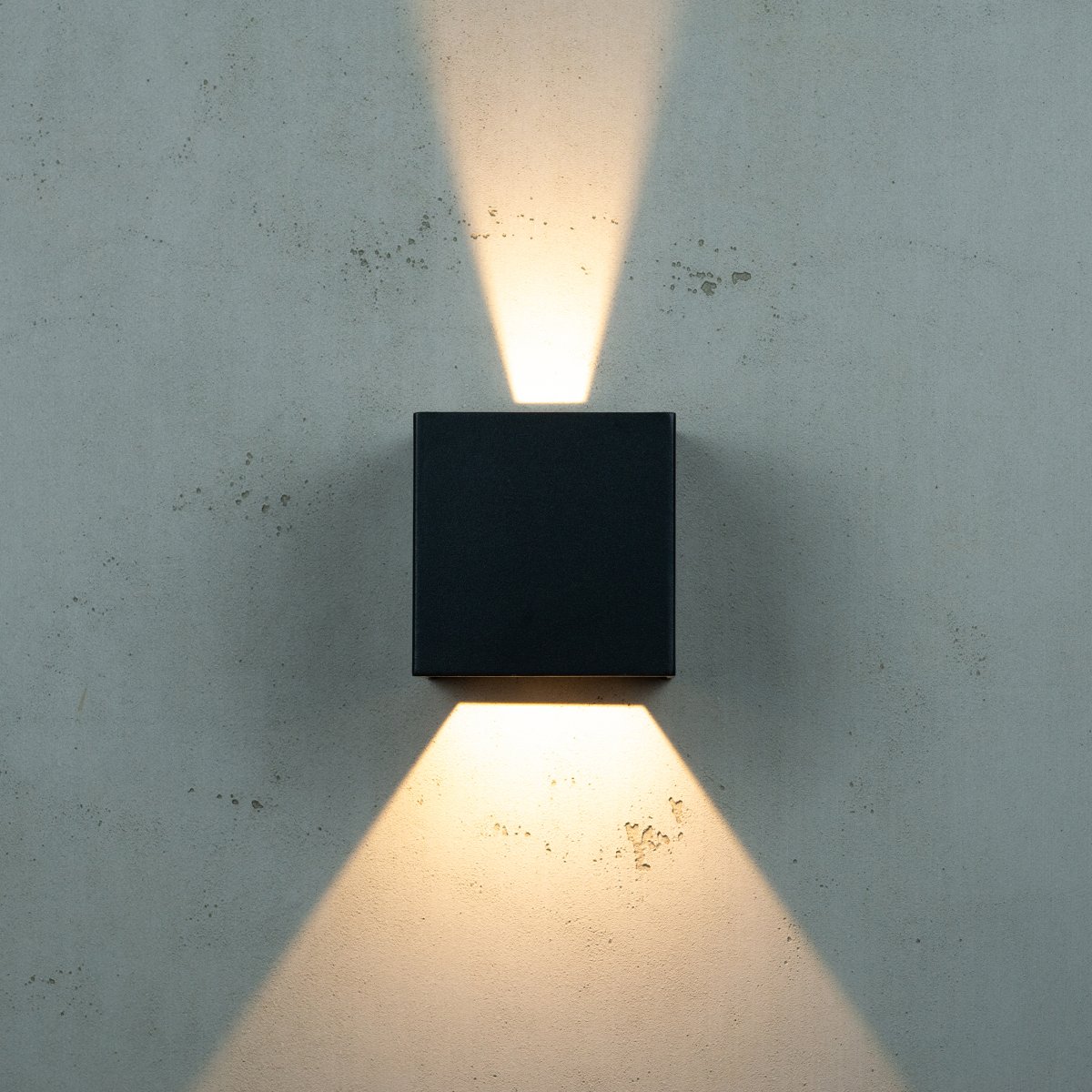 Venus Negro lámpara de exterior De Dyberg Larsen - Con un ángulo de luz de 10 a 120 grados, Venus le brinda control total sobre la luz de su hogar.