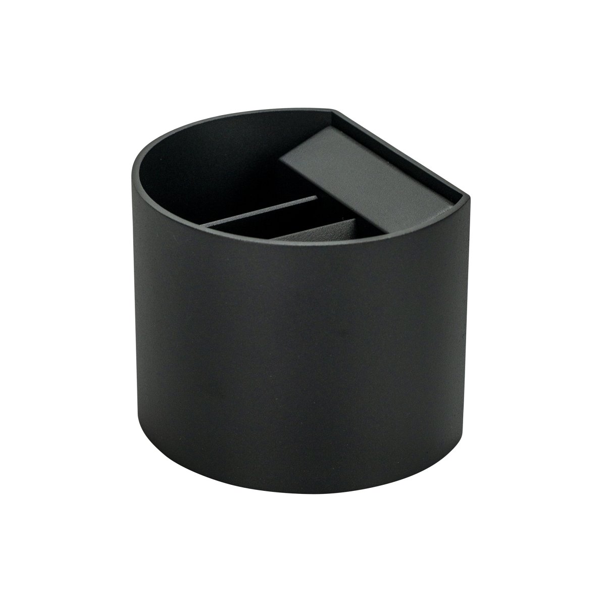 Mars Negro lámpara de exterior De Dyberg Larsen - Una nueva serie de apliques de pared para exterior, Mars, tiene un diseño nítido y moderno con bordes rectos que enfatizan la expresión de la lámpara.
