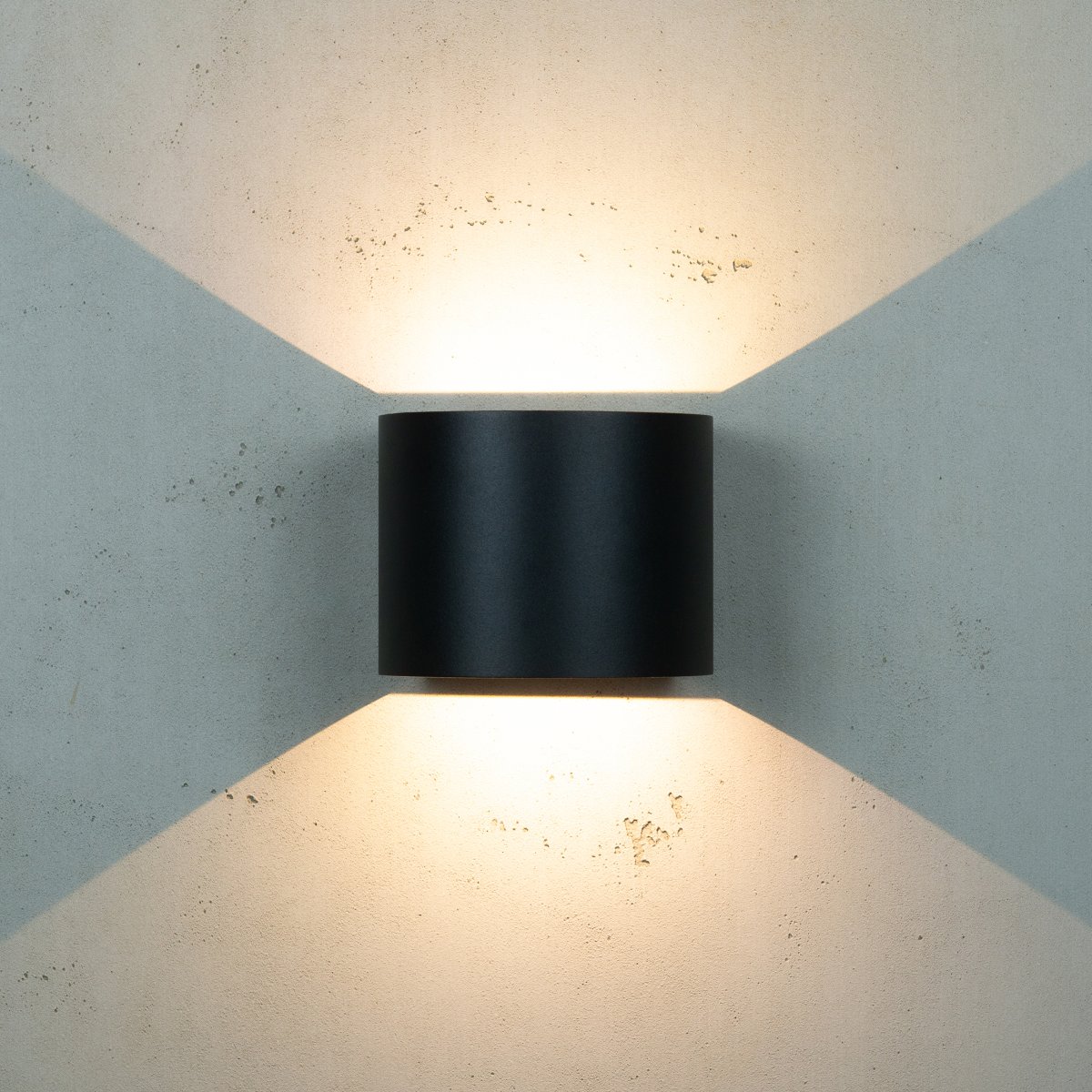 Mars Negro lámpara de exterior De Dyberg Larsen - Una nueva serie de apliques de pared para exterior, Mars, tiene un diseño nítido y moderno con bordes rectos que enfatizan la expresión de la lámpara.
