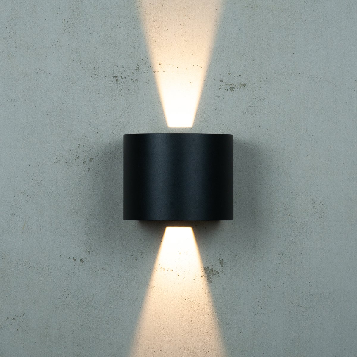 Mars Negro lámpara de exterior De Dyberg Larsen - Una nueva serie de apliques de pared para exterior, Mars, tiene un diseño nítido y moderno con bordes rectos que enfatizan la expresión de la lámpara.