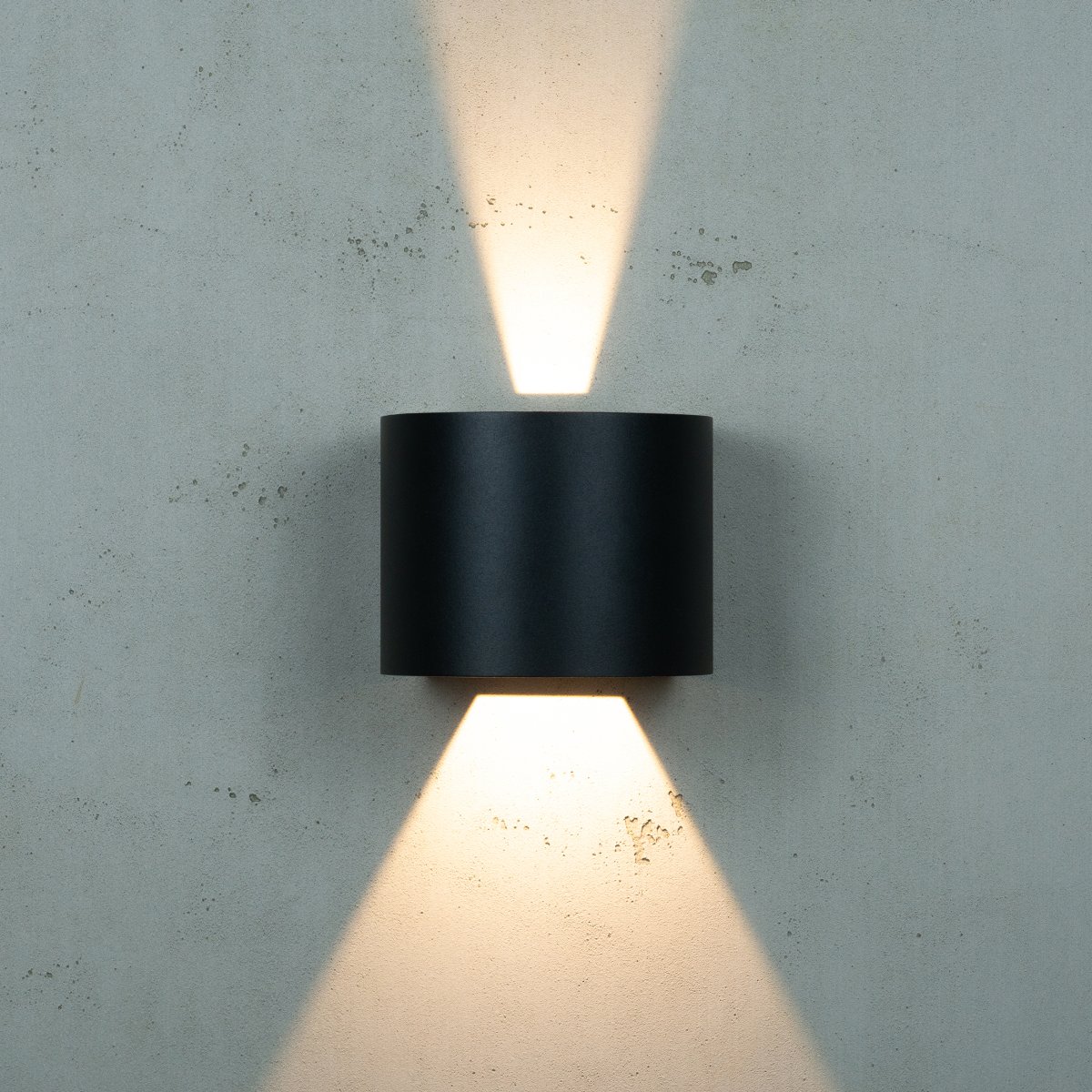 Mars Negro lámpara de exterior De Dyberg Larsen - Una nueva serie de apliques de pared para exterior, Mars, tiene un diseño nítido y moderno con bordes rectos que enfatizan la expresión de la lámpara.