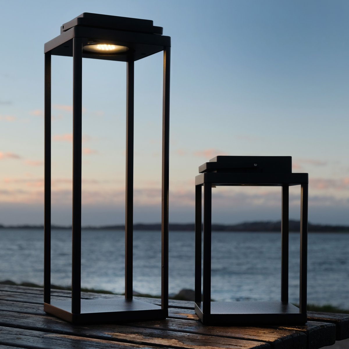 Lucca 24cm Negro portátil De Dyberg Larsen - El farol Lucca, fabricado en metal resistente con asa de transporte y LED integrado en la parte superior, es perfecto como decoración para la terraza, el balcón o delante de la puerta de entrada.