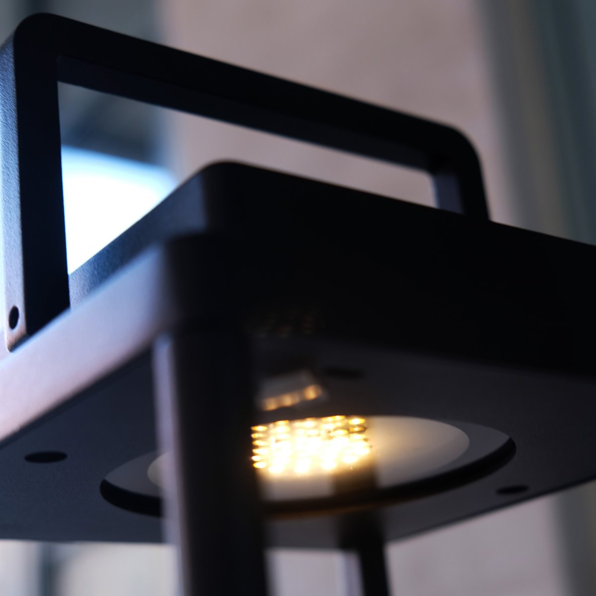 Lucca 24cm Negro portátil De Dyberg Larsen - El farol Lucca, fabricado en metal resistente con asa de transporte y LED integrado en la parte superior, es perfecto como decoración para la terraza, el balcón o delante de la puerta de entrada.
