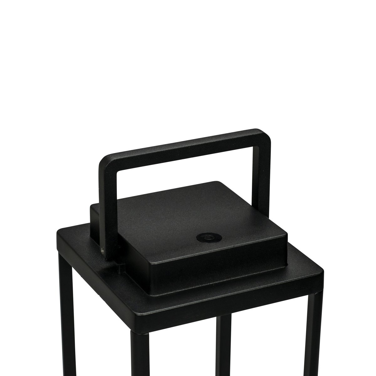 Lucca 24cm Negro portátil De Dyberg Larsen - El farol Lucca, fabricado en metal resistente con asa de transporte y LED integrado en la parte superior, es perfecto como decoración para la terraza, el balcón o delante de la puerta de entrada.