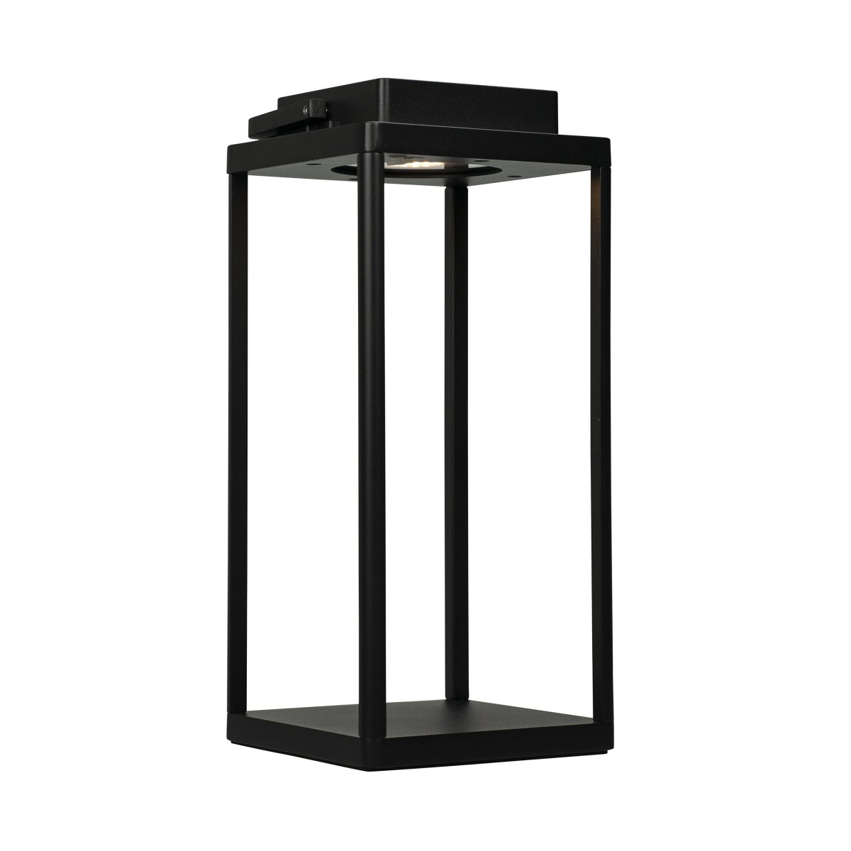 Lucca 34cm Negro portátil De Dyberg Larsen - El farol Lucca, fabricado en metal resistente con asa de transporte y LED integrado en la parte superior, es perfecto como decoración para la terraza, el balcón o delante de la puerta de entrada.