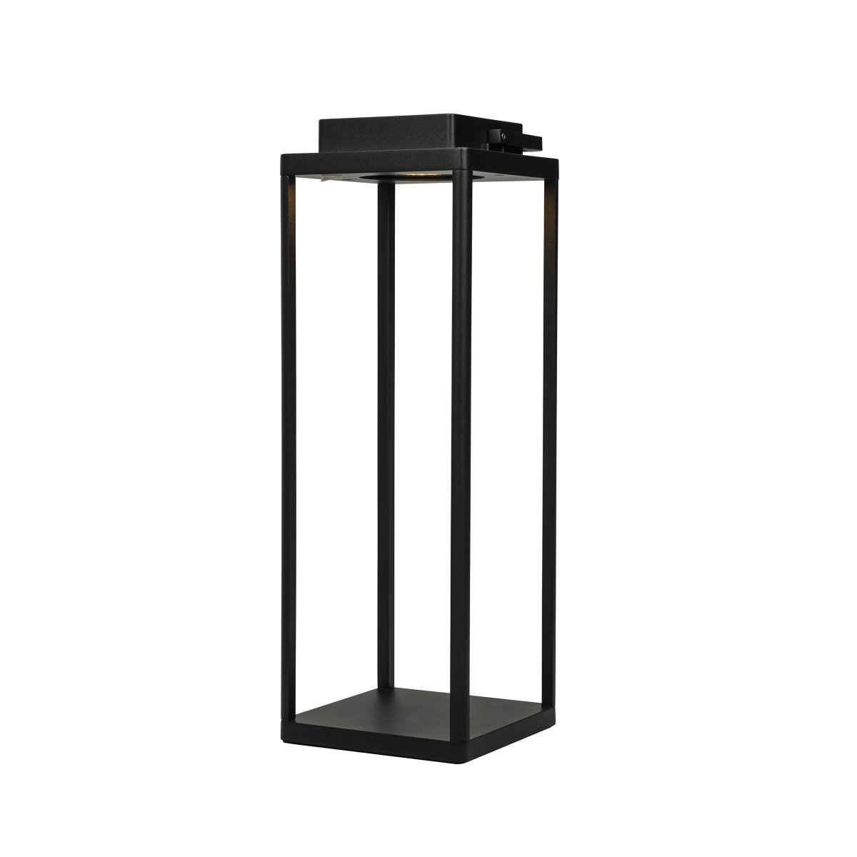 Lucca 44cm Negro portátil De Dyberg Larsen - El farol Lucca, fabricado en metal resistente con asa de transporte y LED integrado en la parte superior, es perfecto como decoración para la terraza, el balcón o delante de la puerta de entrada.