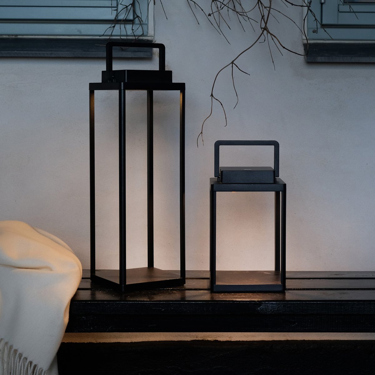 Lucca 44cm Negro portátil De Dyberg Larsen - El farol Lucca, fabricado en metal resistente con asa de transporte y LED integrado en la parte superior, es perfecto como decoración para la terraza, el balcón o delante de la puerta de entrada.