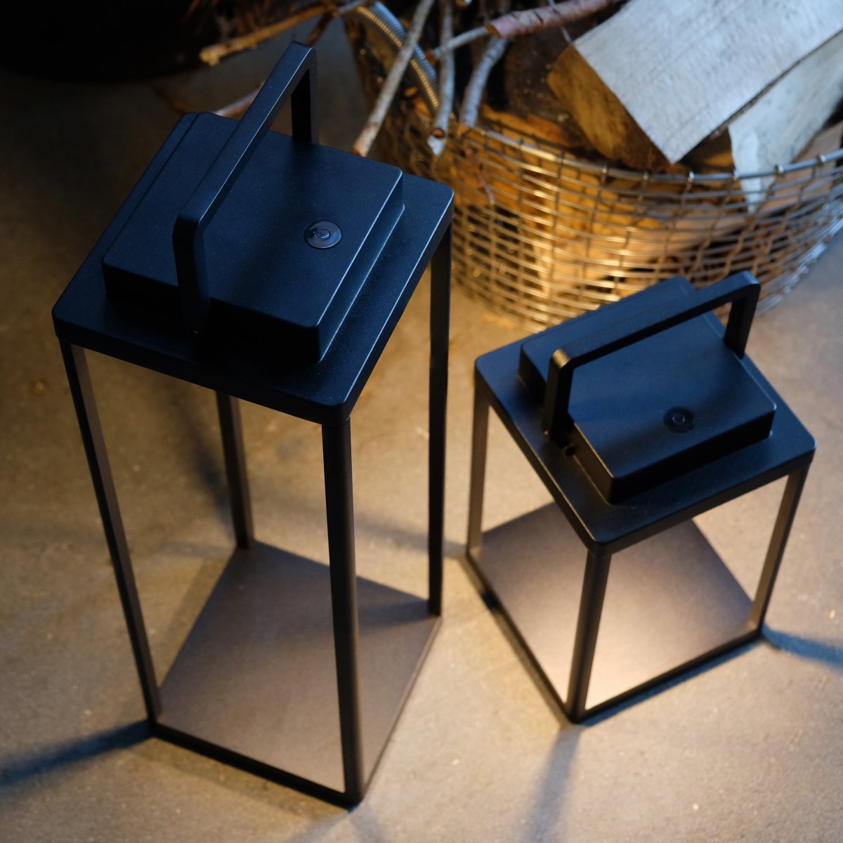 Lucca 44cm Negro portátil De Dyberg Larsen - El farol Lucca, fabricado en metal resistente con asa de transporte y LED integrado en la parte superior, es perfecto como decoración para la terraza, el balcón o delante de la puerta de entrada.