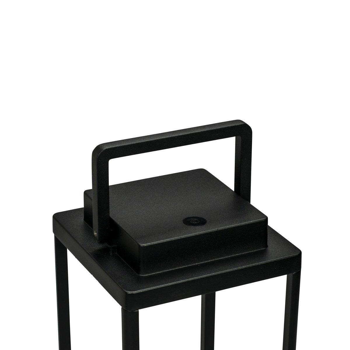 Lucca 44cm Negro portátil De Dyberg Larsen - El farol Lucca, fabricado en metal resistente con asa de transporte y LED integrado en la parte superior, es perfecto como decoración para la terraza, el balcón o delante de la puerta de entrada.