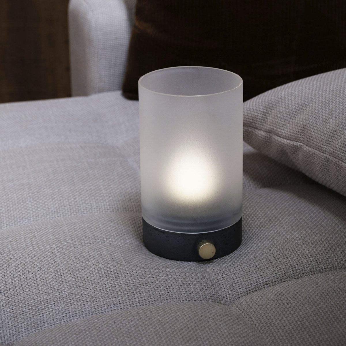 Cozy 20cm Gris portátil De Dyberg Larsen - La lámpara se puede atenuar continuamente y emite una luz suave y cálida que es perfecta para la sala de estar, el dormitorio o la oficina.
