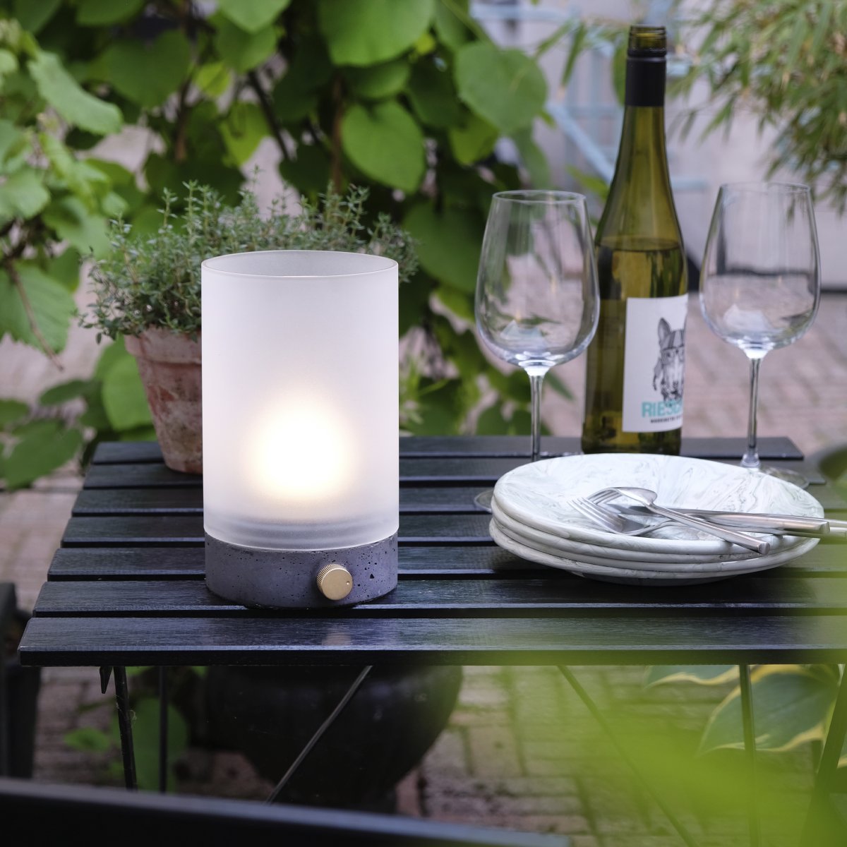 Cozy 20cm Gris portátil De Dyberg Larsen - La lámpara se puede atenuar continuamente y emite una luz suave y cálida que es perfecta para la sala de estar, el dormitorio o la oficina.