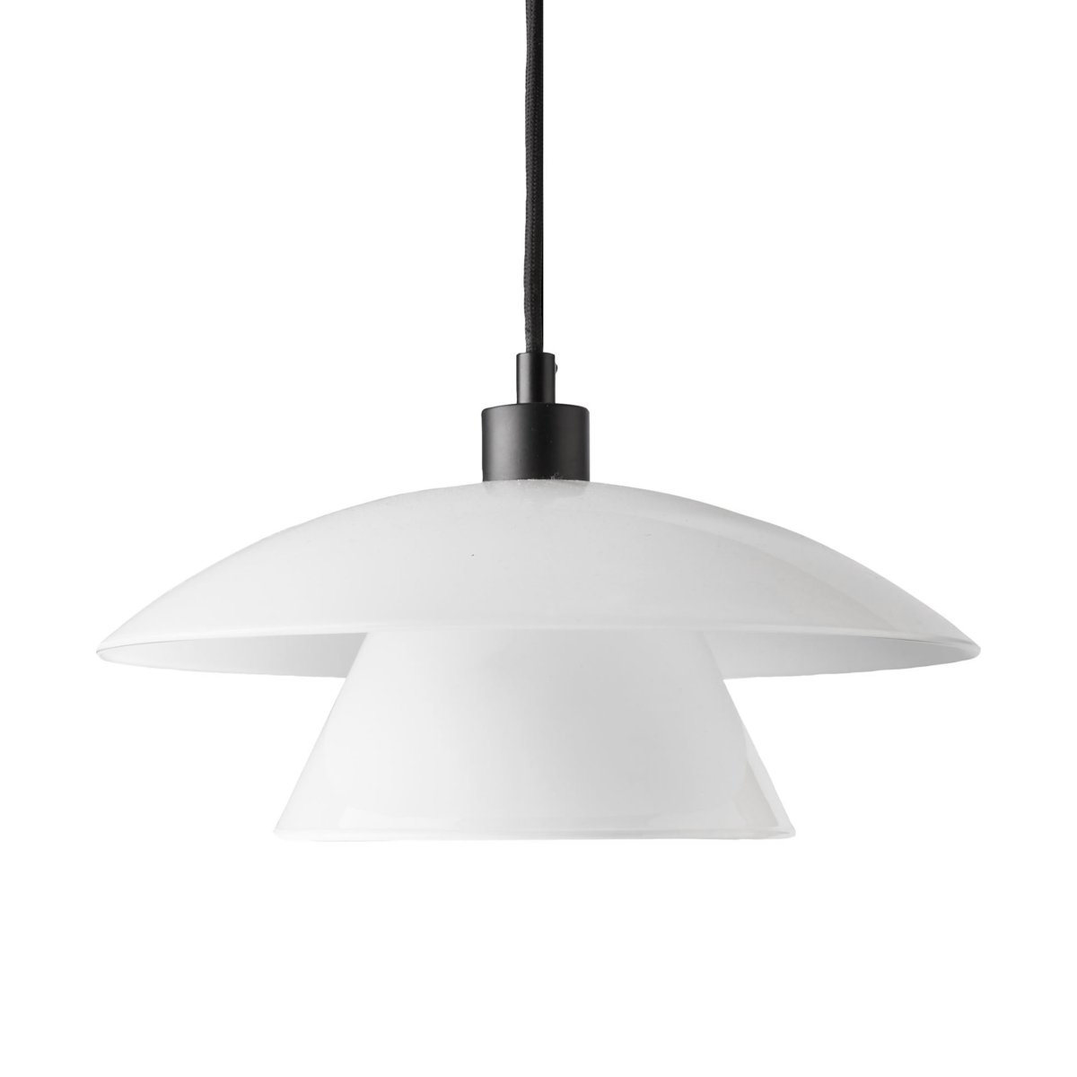 Norup Ø28 Negro Lámpas de techo De Dyberg Larsen - La pantalla de cristal opalino emite una luz suave y agradable, y con su diseño atemporal y materiales cuidadosamente seleccionados, la serie Norup aparece como una joya estética.