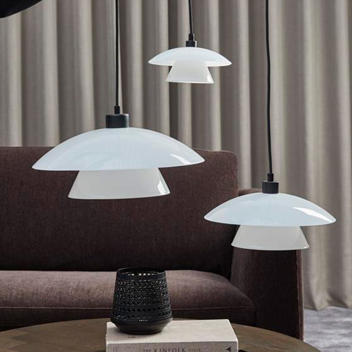 Norup Ø28 Negro Lámpas de techo De Dyberg Larsen - La pantalla de cristal opalino emite una luz suave y agradable, y con su diseño atemporal y materiales cuidadosamente seleccionados, la serie Norup aparece como una joya estética.