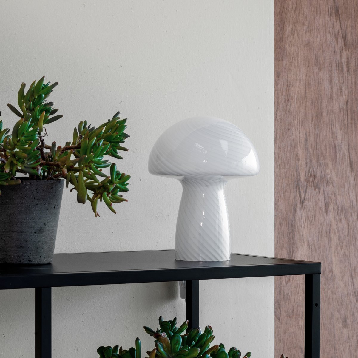 Jenny 23cm Blanco lámpara de mesa De Dyberg Larsen - Ya sea colocada en una mesa auxiliar, en el alf&eacute;izar de una ventana, en una mesita de noche o en un escritorio, la l&aacute;mpara de mesa Jenny Mushroom es un accesorio perfecto que realzar&aacute; su hogar con su encanto y elegancia.