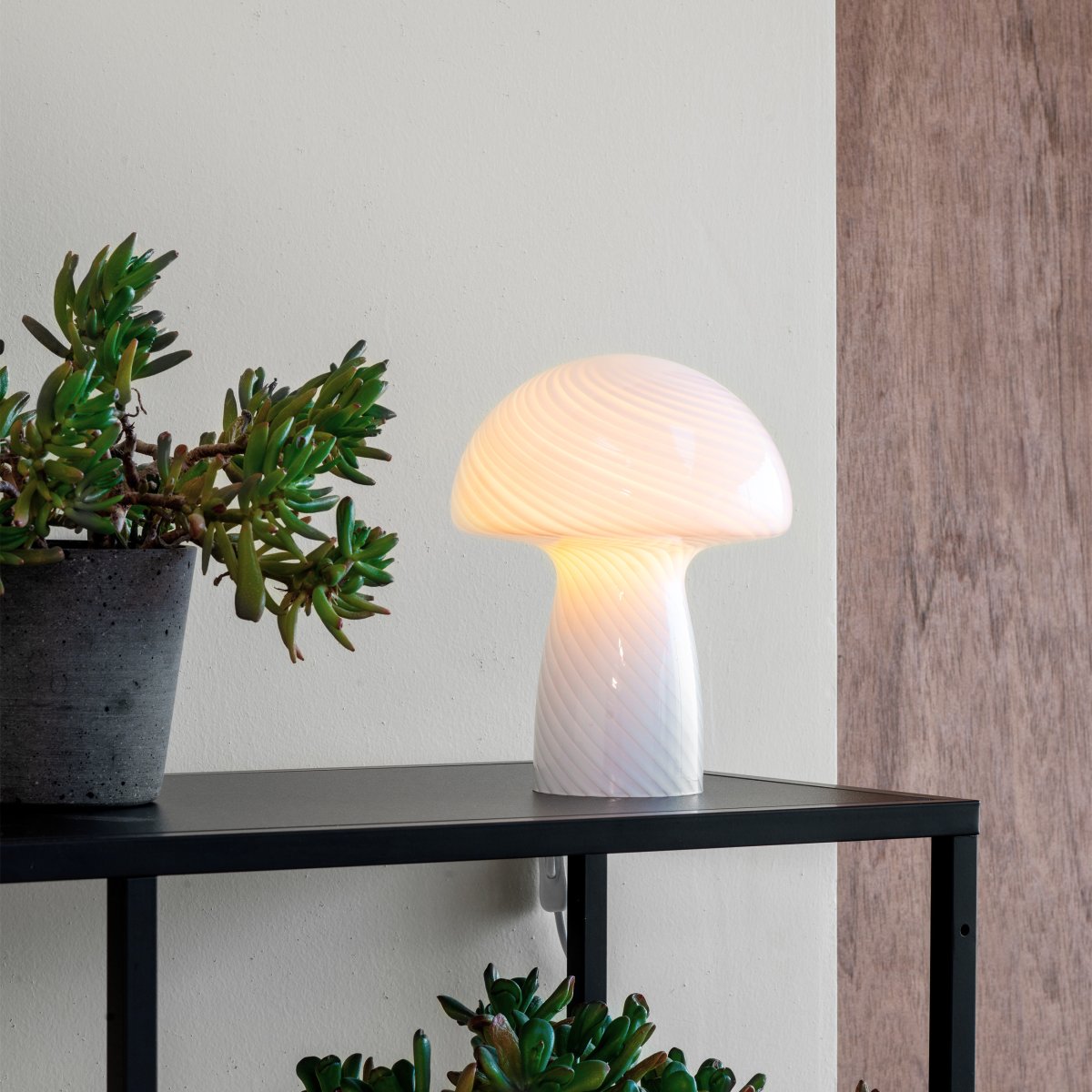 Jenny 23cm Blanco lámpara de mesa De Dyberg Larsen - Ya sea colocada en una mesa auxiliar, en el alf&eacute;izar de una ventana, en una mesita de noche o en un escritorio, la l&aacute;mpara de mesa Jenny Mushroom es un accesorio perfecto que realzar&aacute; su hogar con su encanto y elegancia.