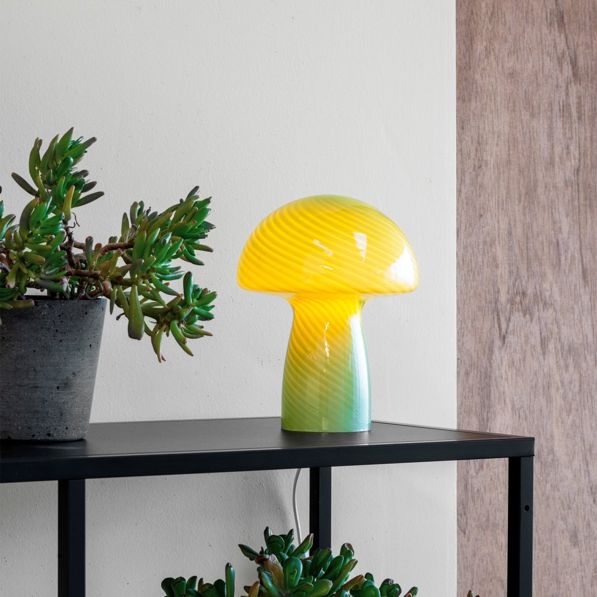 Jenny 23cm Verde lámpara de mesa De Dyberg Larsen - Ya sea colocada en una mesa auxiliar, en el alféizar de una ventana, en una mesita de noche o en un escritorio, la lámpara de mesa Jenny Mushroom es un accesorio perfecto que realzará su hogar con su encanto y elegancia.