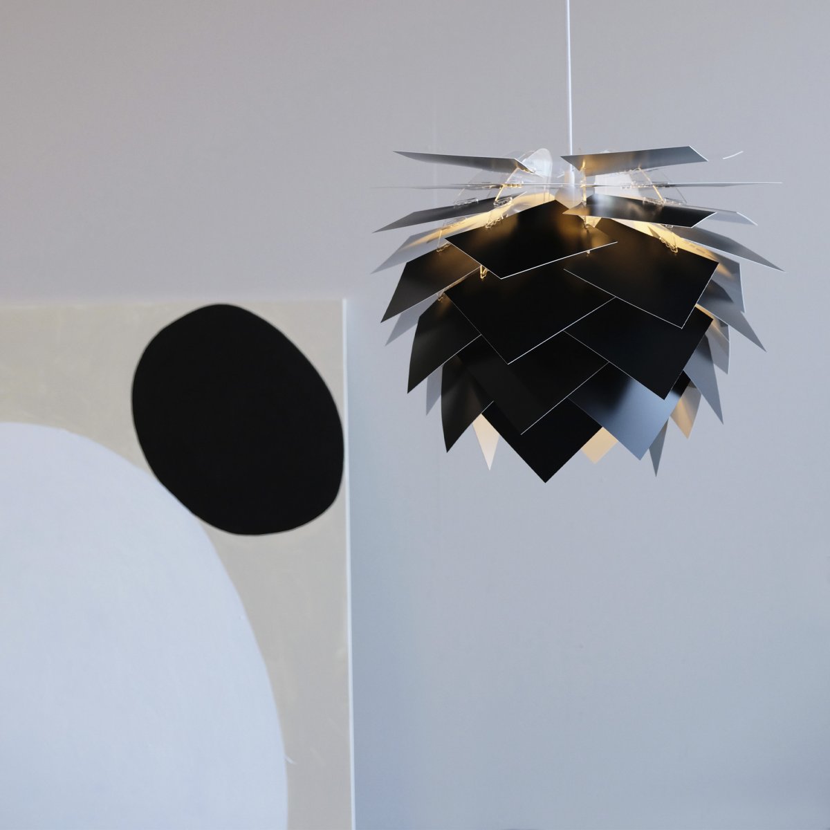 Illumin Ø35 Negro Lámpas de techo De Dyberg Larsen - Esta lámpara DIY es fácil de ensamblar en minutos y ofrece flexibilidad con pantallas intercambiables, lo que le permite actualizar el estilo de la lámpara con el tiempo.