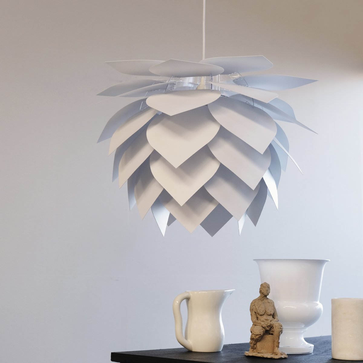 Illumin Ø45 Blanco Lámpas de techo De Dyberg Larsen - Esta lámpara DIY es fácil de ensamblar en minutos y ofrece flexibilidad con pantallas intercambiables, lo que le permite actualizar el estilo de la lámpara con el tiempo.