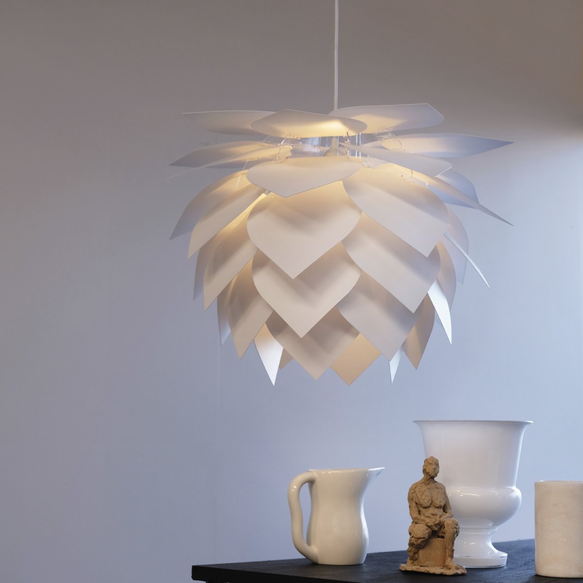 Illumin Ø45 Blanco Lámpas de techo De Dyberg Larsen - Esta lámpara DIY es fácil de ensamblar en minutos y ofrece flexibilidad con pantallas intercambiables, lo que le permite actualizar el estilo de la lámpara con el tiempo.