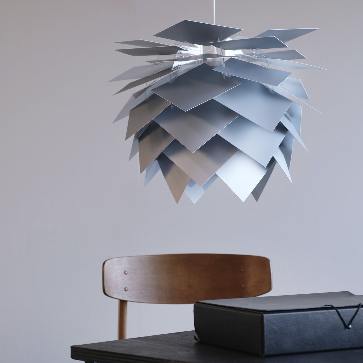 Illumin Ø45 Aluminio Lámpas de techo De Dyberg Larsen - Se entrega en una exclusiva caja negra con la innovadora caja de techo Rosetta, un marco robusto, 40 componentes y un cable textil blanco de 3 metros con portal&aacute;mparas.