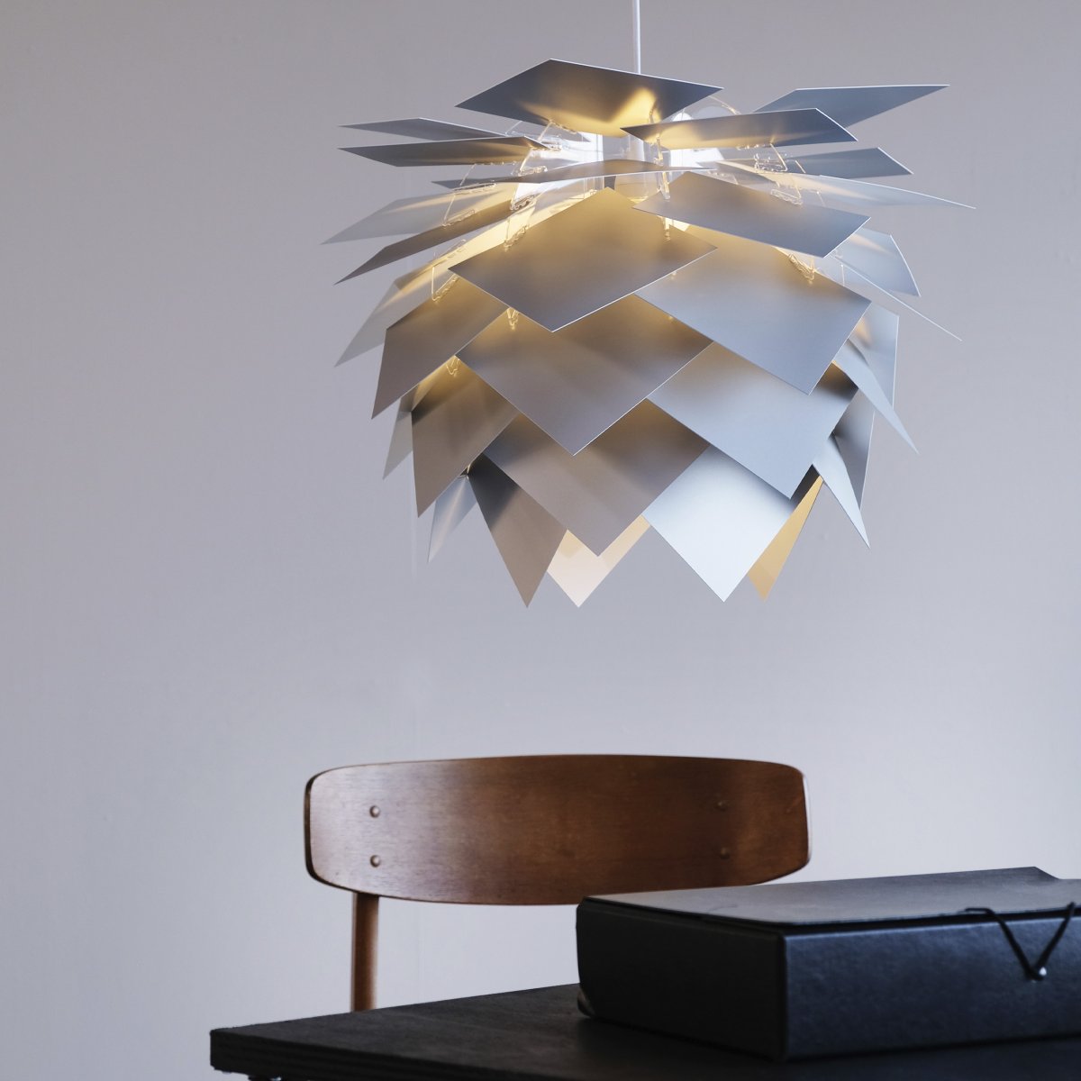 Illumin Ø45 Aluminio Lámpas de techo De Dyberg Larsen - Se entrega en una exclusiva caja negra con la innovadora caja de techo Rosetta, un marco robusto, 40 componentes y un cable textil blanco de 3 metros con portal&aacute;mparas.