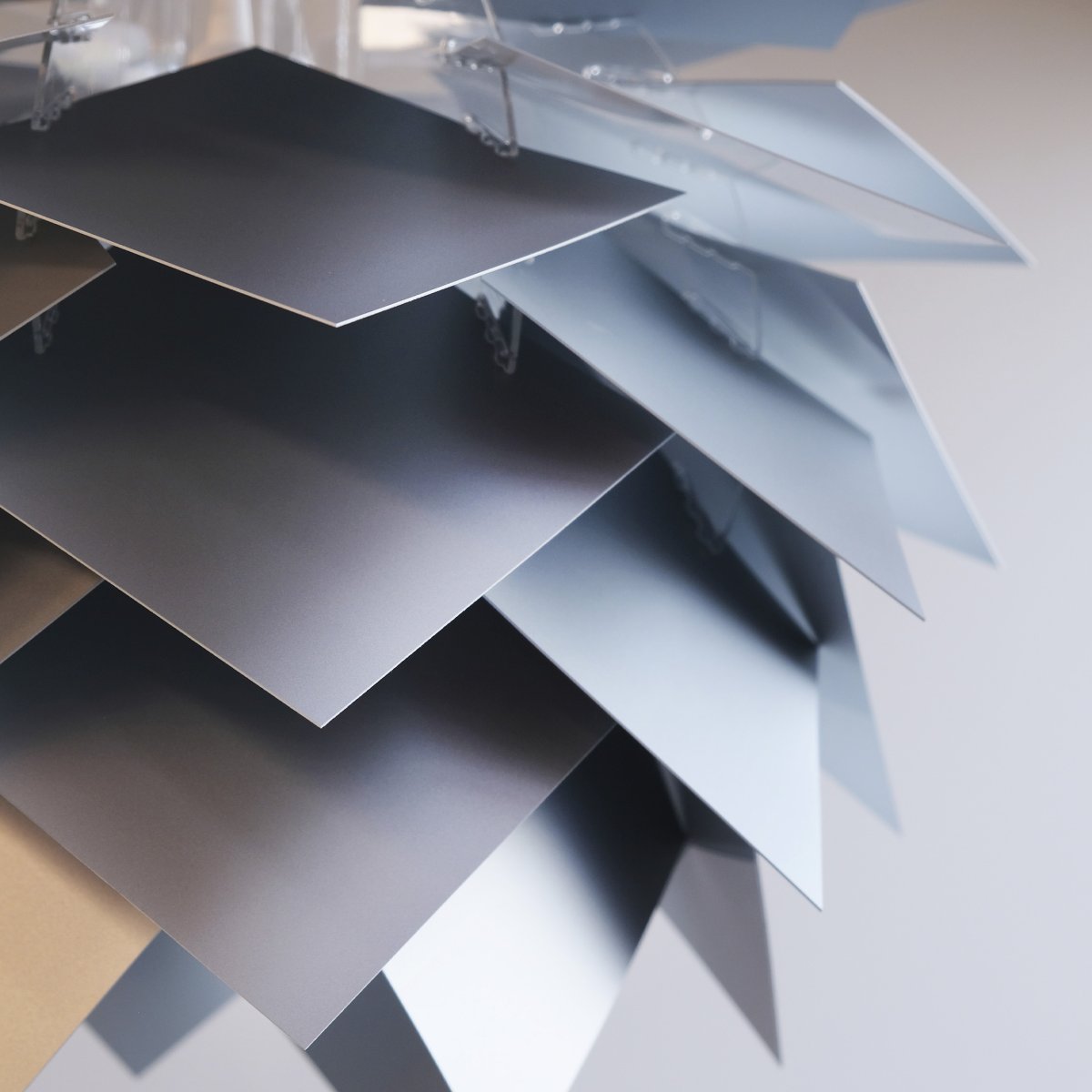 Illumin Ø45 Aluminio Lámpas de techo De Dyberg Larsen - Se entrega en una exclusiva caja negra con la innovadora caja de techo Rosetta, un marco robusto, 40 componentes y un cable textil blanco de 3 metros con portal&aacute;mparas.