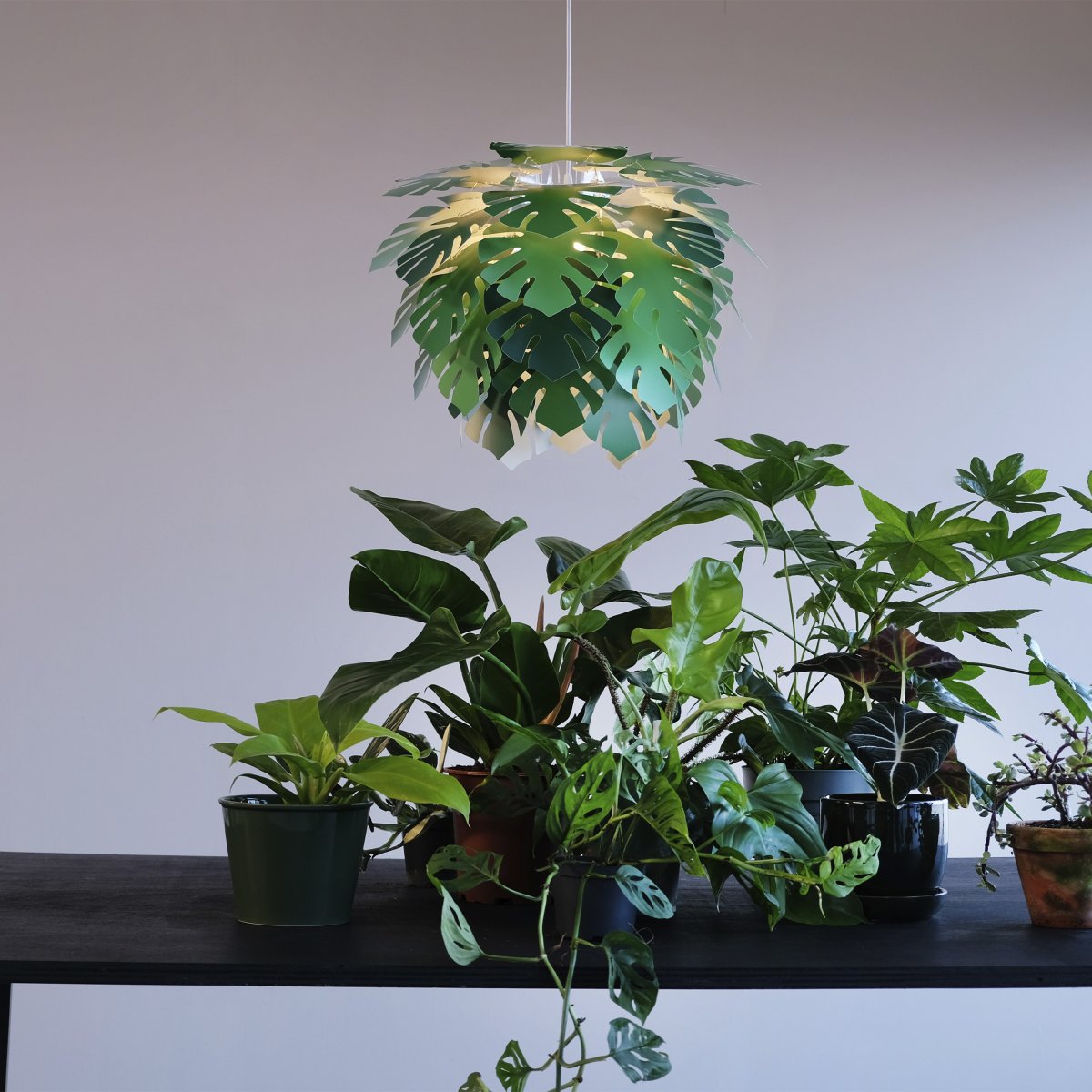 Illumin Ø45 Verde Lámpas de techo De Dyberg Larsen - Illumin es una fant&aacute;stica adici&oacute;n a su hogar, con un sutil color verde que irradia un hermoso brillo y proporciona una luz maravillosa.
