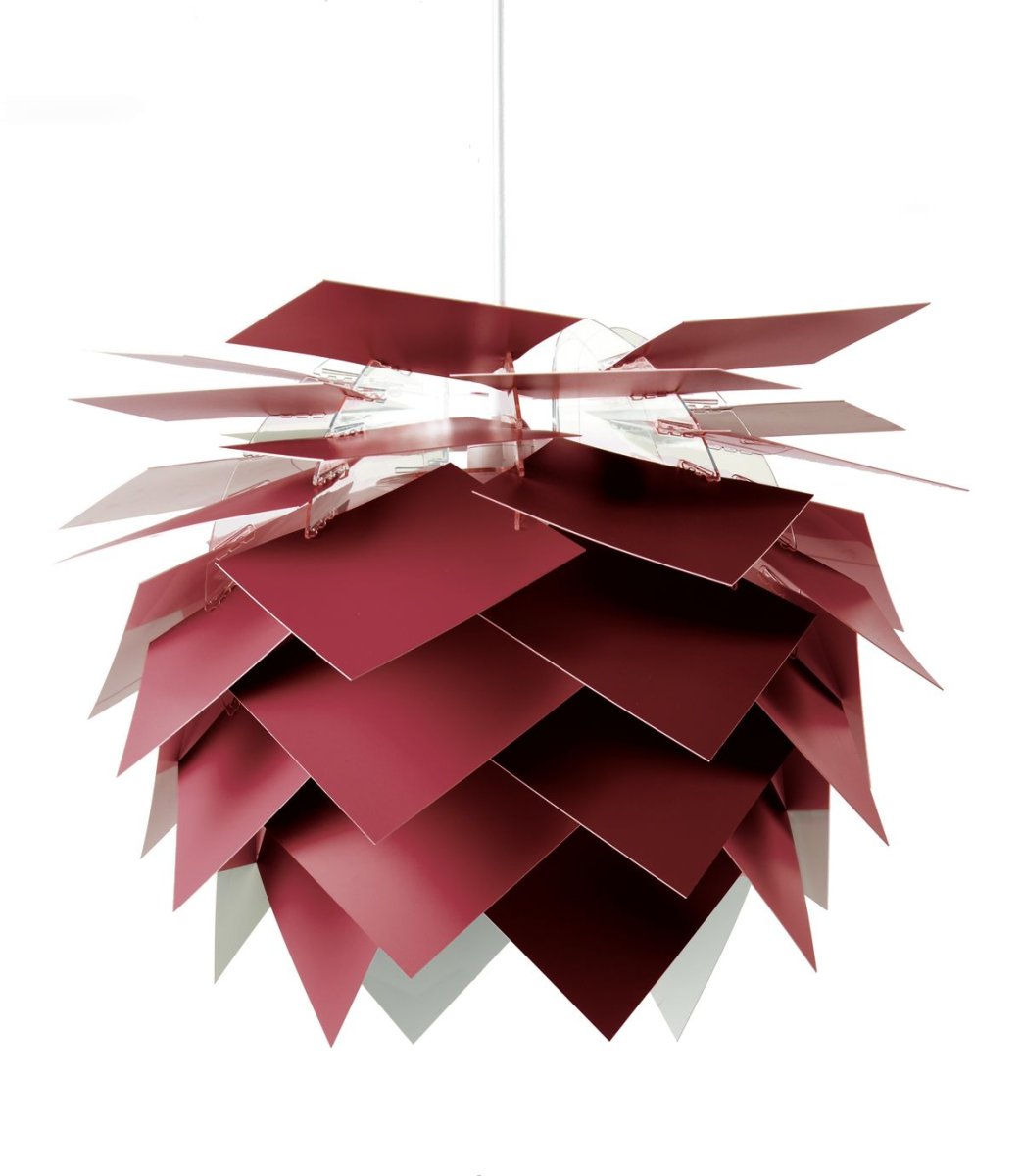 Illumin Ø45 Rojo oscuro Lámpas de techo De Dyberg Larsen - La l&aacute;mpara se entrega en una elegante caja negra con una campana de techo Rosetta, un marco resistente, 40 componentes y un cable textil blanco de 3 metros con portal&aacute;mparas.