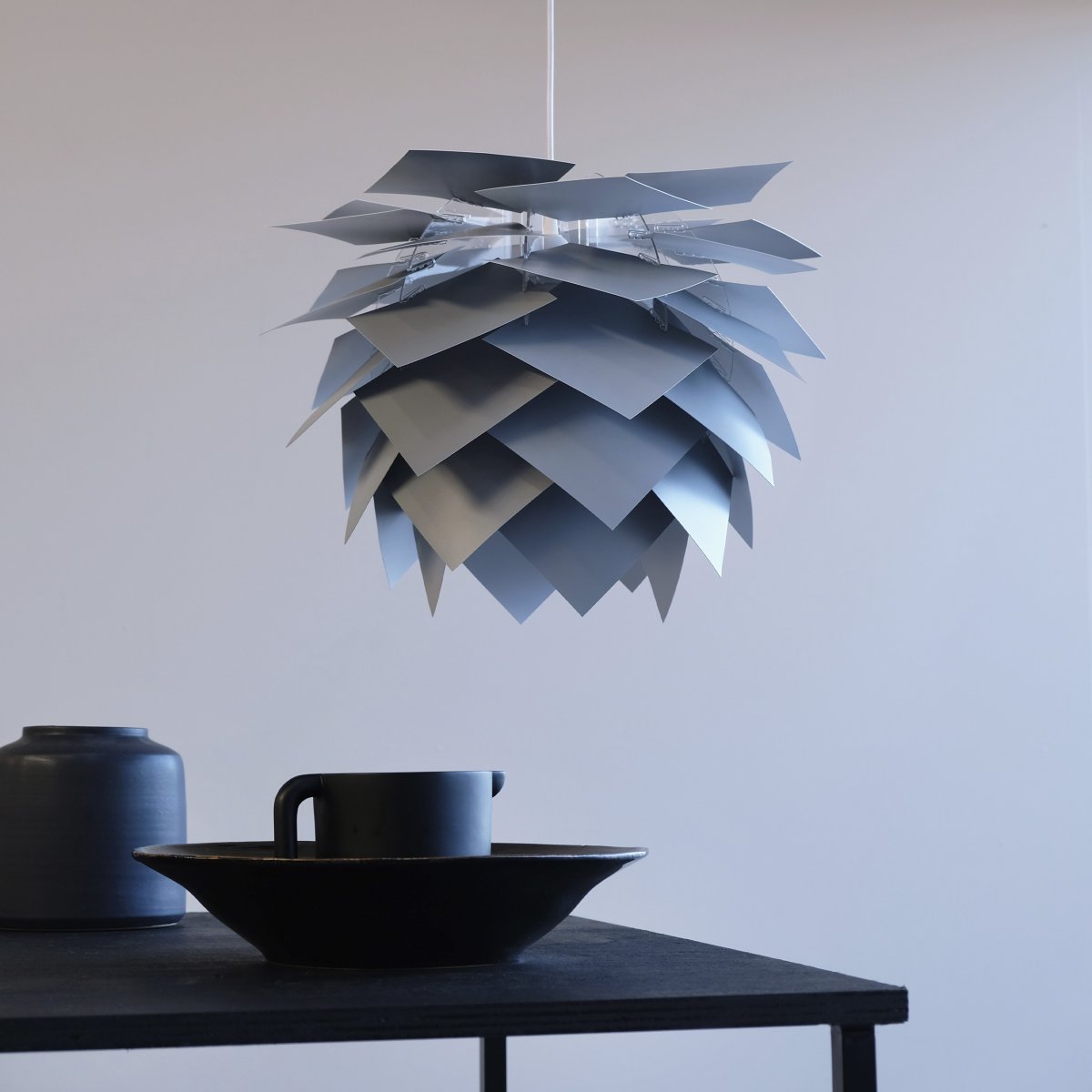 Illumin Ø45 Gris Lámpas de techo De Dyberg Larsen - La lámpara se entrega en una elegante caja con un marco de lámpara, 40 hojas que forman la pantalla, un cable de tela de 3 metros de largo y nuestra exclusiva tapa de techo Rosetta, que es adecuada para todas las pendientes de techo de hasta 45 grados.