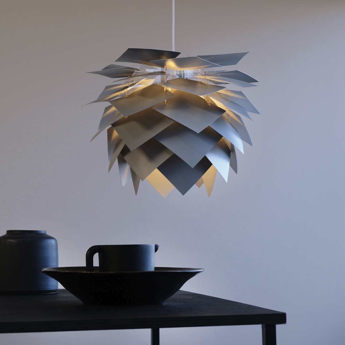 Illumin Ø45 Gris Lámpas de techo De Dyberg Larsen - La lámpara se entrega en una elegante caja con un marco de lámpara, 40 hojas que forman la pantalla, un cable de tela de 3 metros de largo y nuestra exclusiva tapa de techo Rosetta, que es adecuada para todas las pendientes de techo de hasta 45 grados.