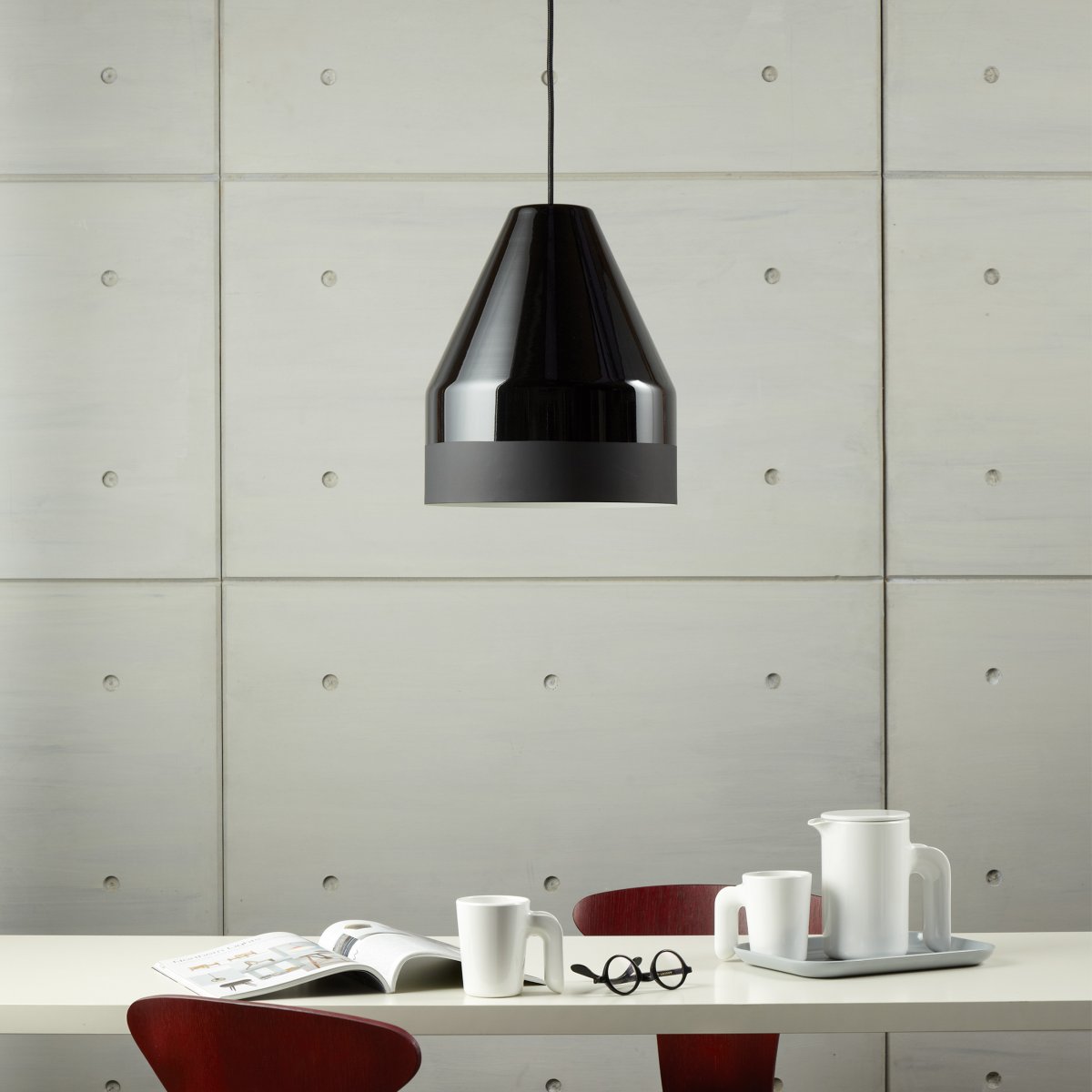 Crayon Ø30 Negro Lámpas de techo De Dyberg Larsen - La lámpara Crayon está inspirada en los encantadores e icónicos lápices de colores y está diseñada de forma discreta y elegante a partir de metal.