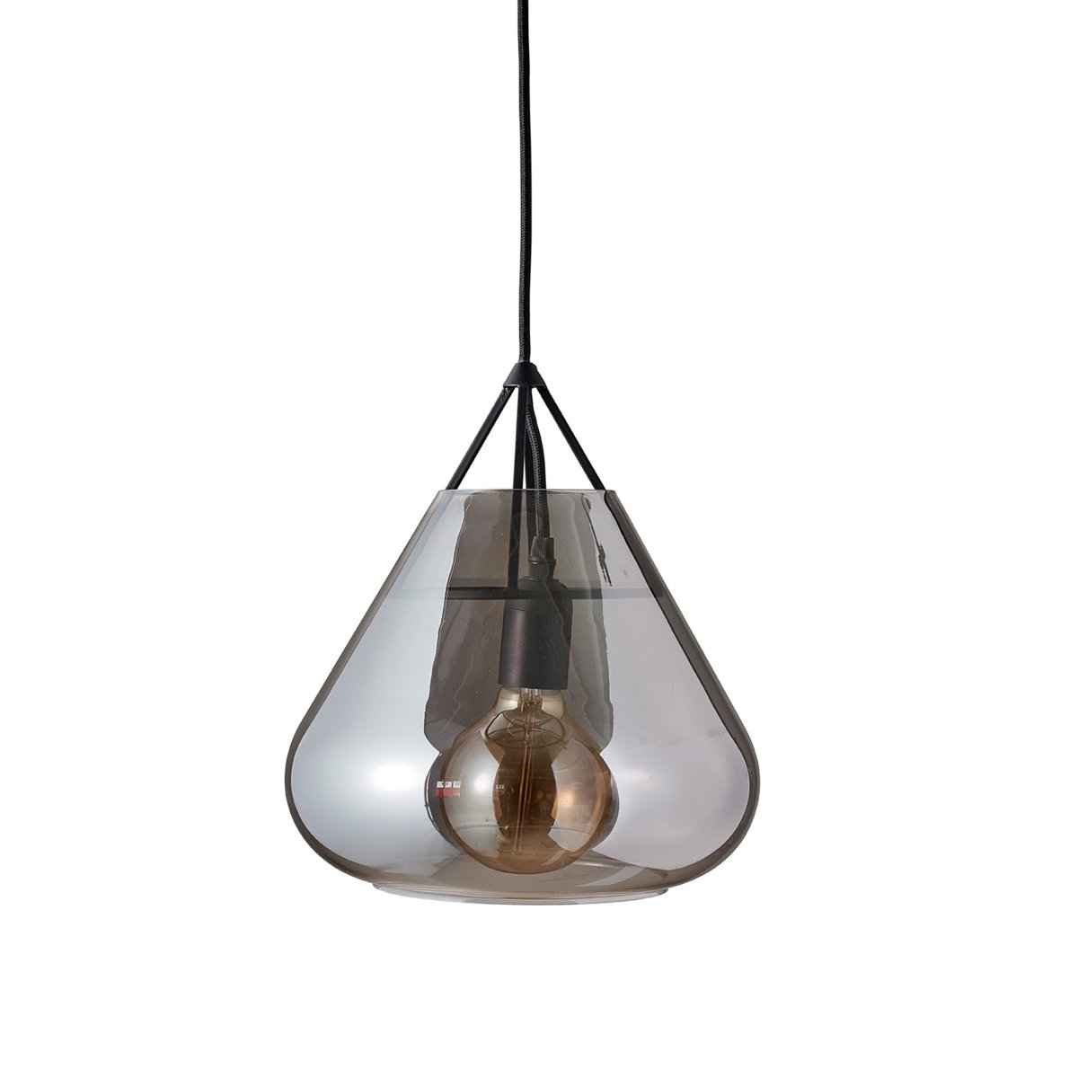 Volta Ø26 Negro Lámpas de techo De Dyberg Larsen - La lámpara colgante Volta de Dyberg Larsen combina un elegante vidrio ahumado con metal mate para crear una lámpara colgante que es a la vez un ícono del diseño y una fuente de luz funcional.