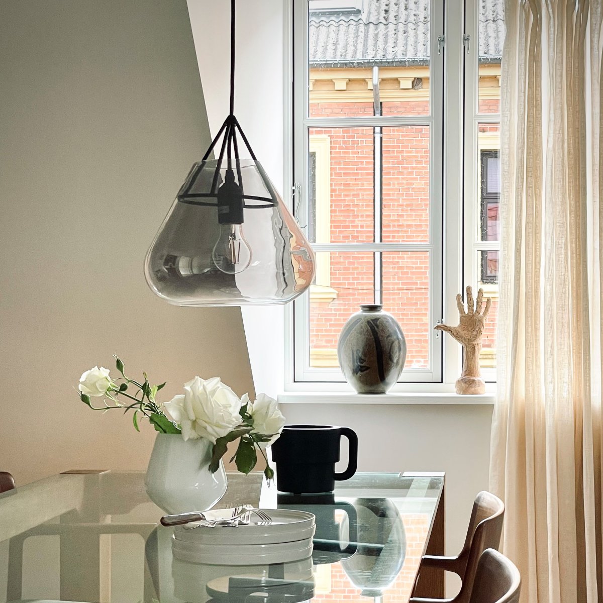 Volta Ø26 Negro Lámpas de techo De Dyberg Larsen - La lámpara colgante Volta de Dyberg Larsen combina un elegante vidrio ahumado con metal mate para crear una lámpara colgante que es a la vez un ícono del diseño y una fuente de luz funcional.