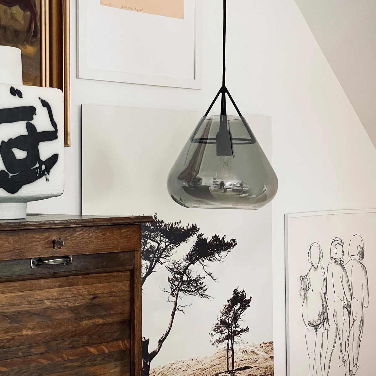 Volta Ø26 Negro Lámpas de techo De Dyberg Larsen - La lámpara colgante Volta de Dyberg Larsen combina un elegante vidrio ahumado con metal mate para crear una lámpara colgante que es a la vez un ícono del diseño y una fuente de luz funcional.