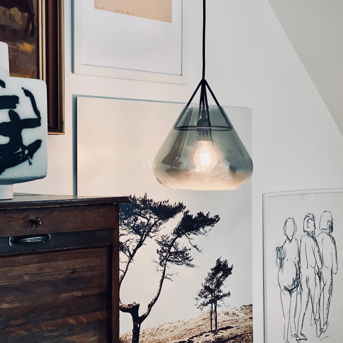 Volta Ø26 Negro Lámpas de techo De Dyberg Larsen - La lámpara colgante Volta de Dyberg Larsen combina un elegante vidrio ahumado con metal mate para crear una lámpara colgante que es a la vez un ícono del diseño y una fuente de luz funcional.
